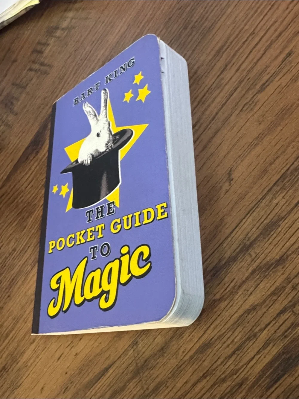 Purple Pocket Guide to Magic - Compact Magic Book C1.LBk.9